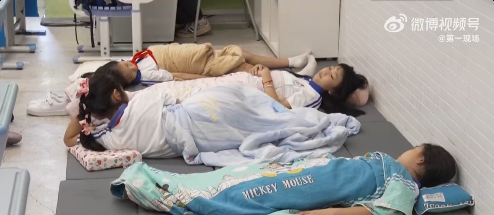椅出新国标前广深两地已解锁“躺平午休”pg电子试玩网站免费中小学生午休课桌(图2)