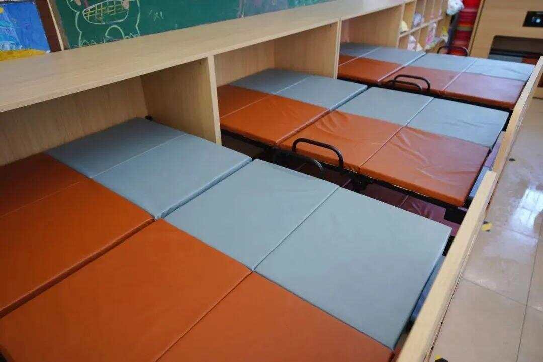 椅出新国标前广深两地已解锁“躺平午休”pg电子试玩网站免费中小学生午休课桌(图3)