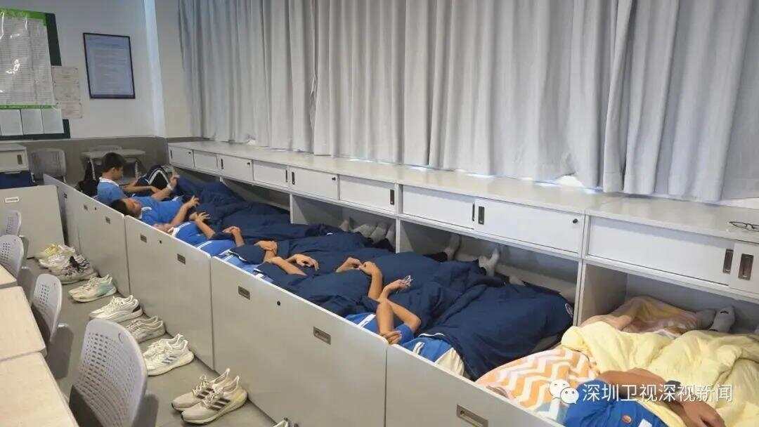 椅出新国标前广深两地已解锁“躺平午休”pg电子试玩网站免费中小学生午休课桌(图4)