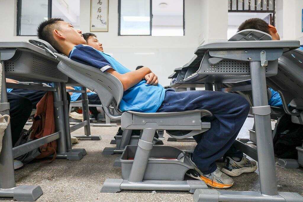 椅出新国标前广深两地已解锁“躺平午休”pg电子试玩网站免费中小学生午休课桌(图5)