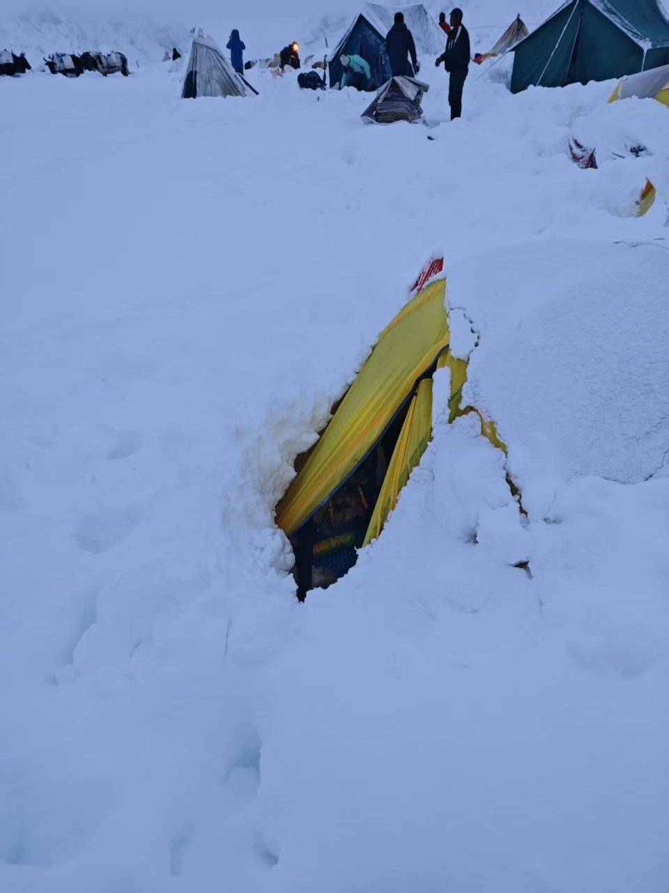 后：疯狂徒步与失控的“内啡肽”pg电子试玩千人被困珠峰暴雪背(图1)