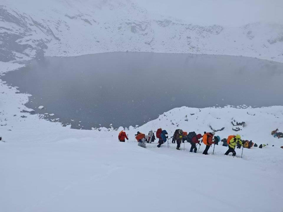 后：疯狂徒步与失控的“内啡肽”pg电子试玩千人被困珠峰暴雪背(图3)